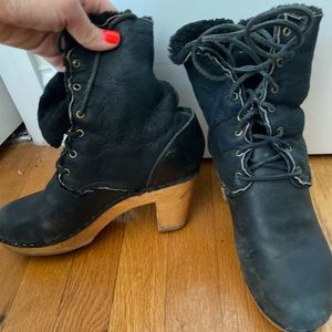 No. 6 lace up boots with heel. Lined with shearling.